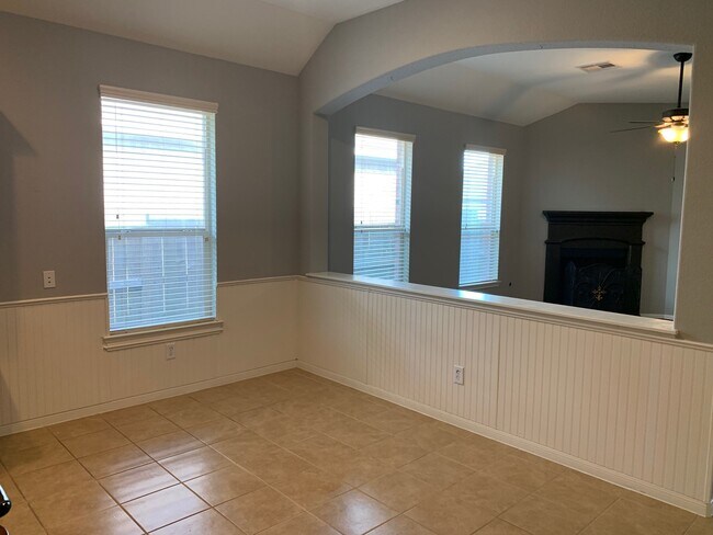 Building Photo - 18827 Cove Pointe Dr