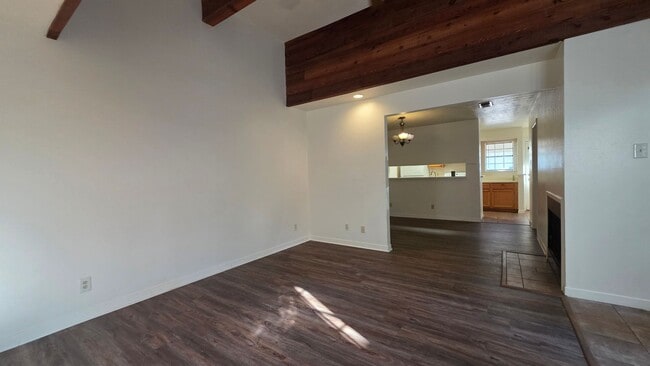 Building Photo - Comfortable 3 bedroom, 2 bath townhome AVA...