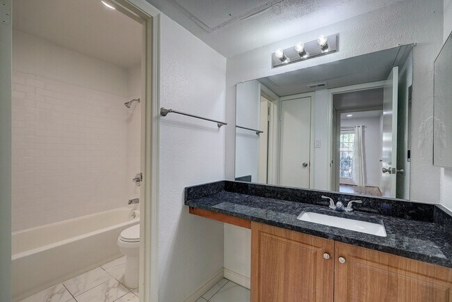 Building Photo - 11201 Lynbrook Dr