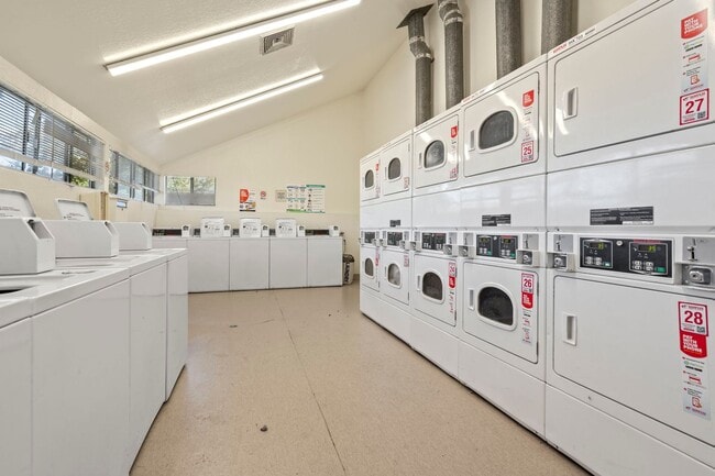 Building Photo - 5319 Ridgeview Cir