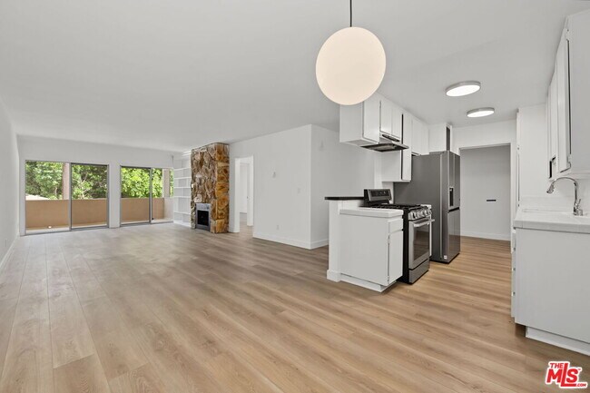 Building Photo - 16169 Sunset Blvd