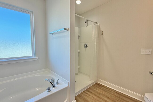 Building Photo - AVAILABLE NOW! (Pet Friendly)