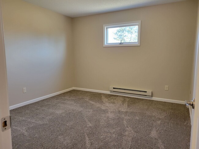 Building Photo - 1 Bedroom Triplex Unit