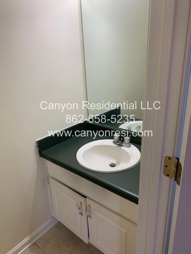 Building Photo - Beautiful 3b Room!Move in ready!