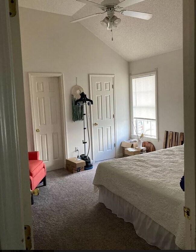Building Photo - 2 Bedroom 2 Bath Located 1 Mile From Campus!!