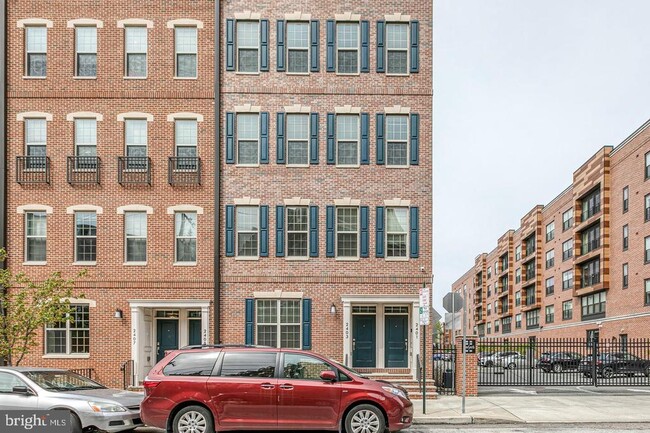 Building Photo - 2403 Bainbridge St