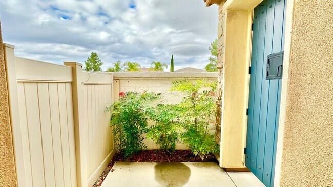 Building Photo - Beautiful, Stand Alone Condo in Resort-lik...