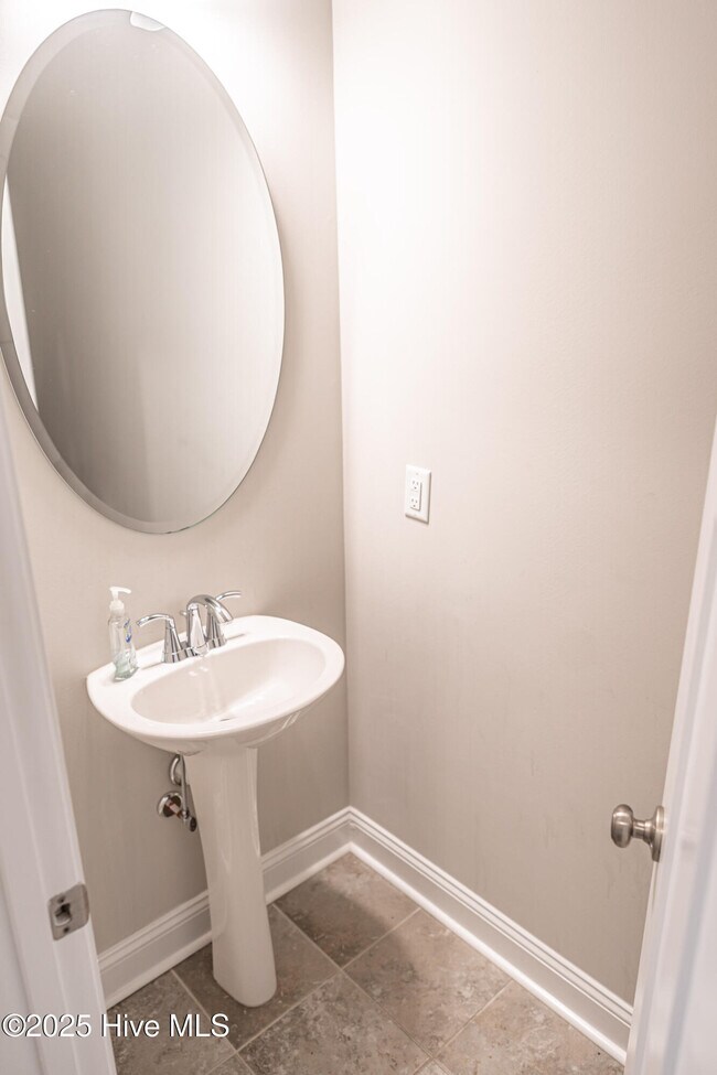 Building Photo - 412 Palisades Dr