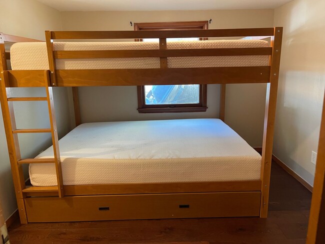Building Photo - Immediate Move In- Fully Furnished Short T...