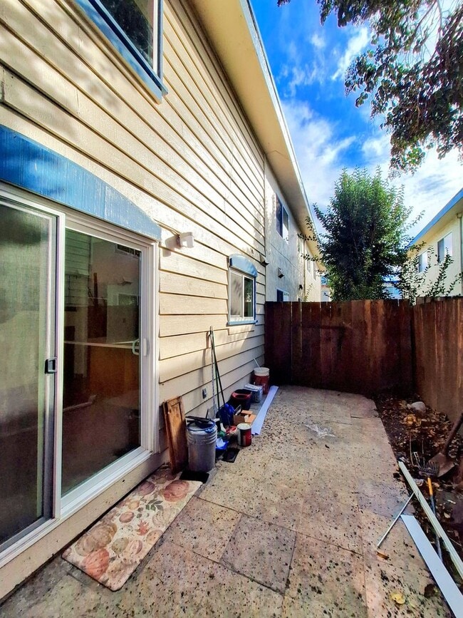 Building Photo - Refurbished 3bd Townhouse Style Apartment