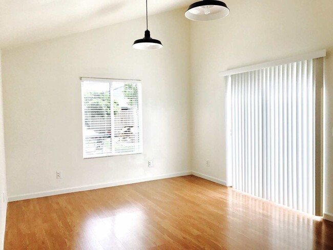 Building Photo - 3bed/1bath  house with PARKING, large back...