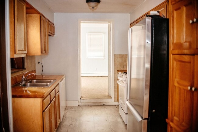 Building Photo - 3 Bedroom, 2 Bath Rown Home, 1st Floor Features 1 Bed and 1 Bath