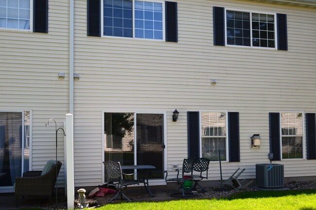 Building Photo - Beautiful 3-Bed 3-Bath Townhouse in Shakopee - Available Now!