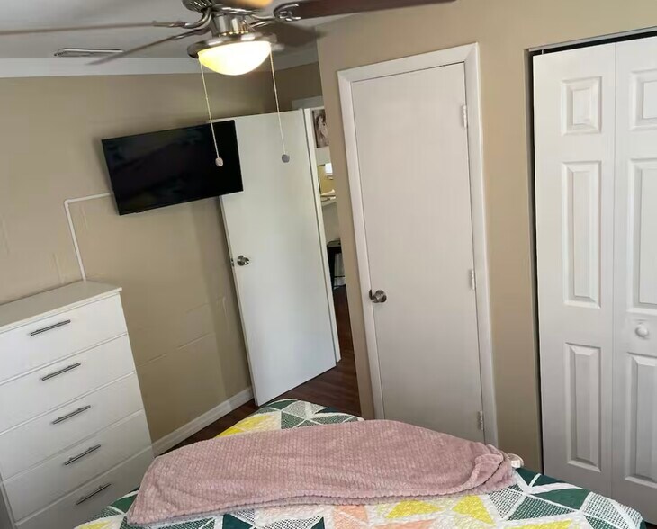 Building Photo - 2317 SW 2nd St