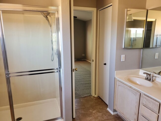 Building Photo - Ready to move in 3b 2b
