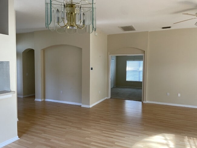 Building Photo - 3 Bedroom, 2 Bath Available Now in Beautif...