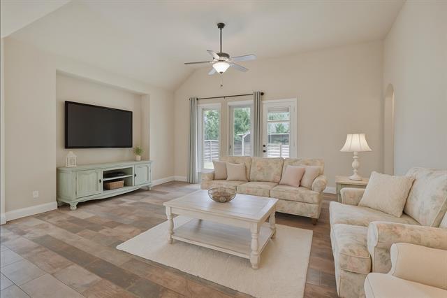 Building Photo - 855 Forest St