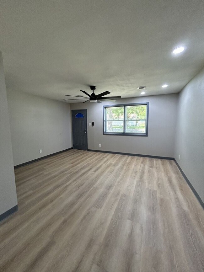 Building Photo - Just Remodeled! 3BR 1 1/2BA House - w/Garage!