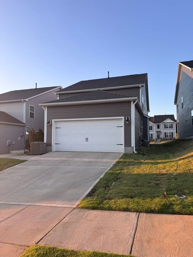 Building Photo - Spacious 4BR Single Family House with swim...