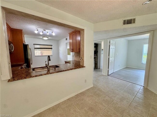 Building Photo - 661 Squire Cir