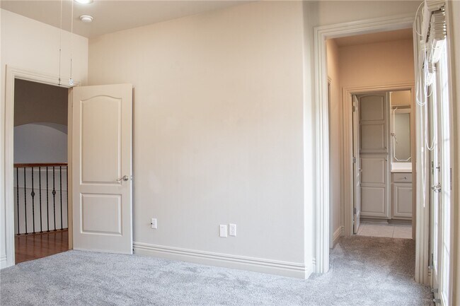 Building Photo - 5106 S Sloan Cir