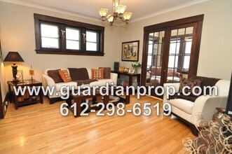 Building Photo - Main Floor Condo Available June 1st in Merriam Park, Original Woodwork & Built-ins, Sunroom, In U...