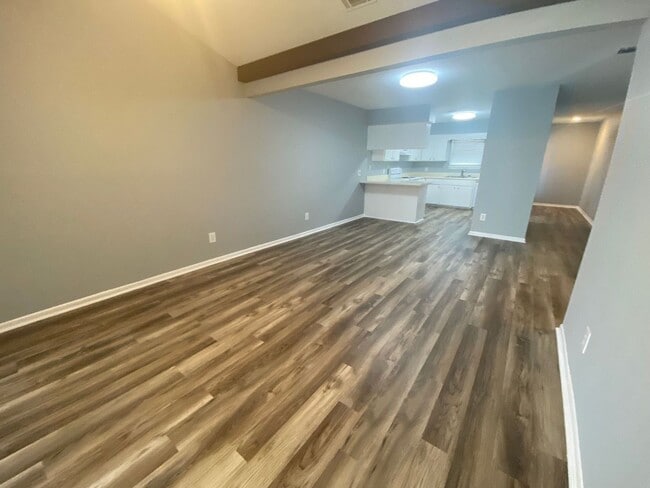 Building Photo - Centrally Located Duplex Unit w/Easy Acces...