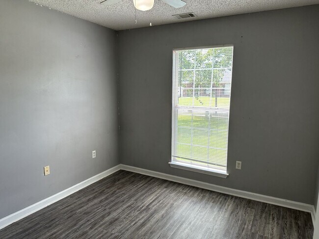 Building Photo - 641 Laurel Hill Cir