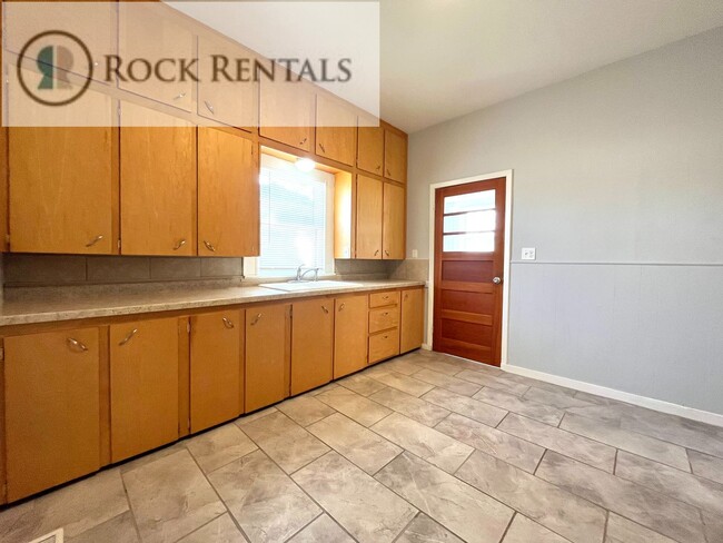 Building Photo - 3 Bed 1 Bath with Car Port