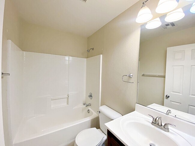 Building Photo - 4 BEDROOM + DEN 3 BATH HOME IN NORTHWEST
