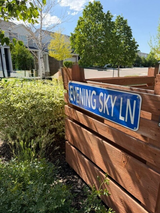 Building Photo - Spacious Townhome - 4 Bedrooms/3 Baths in South Jordan