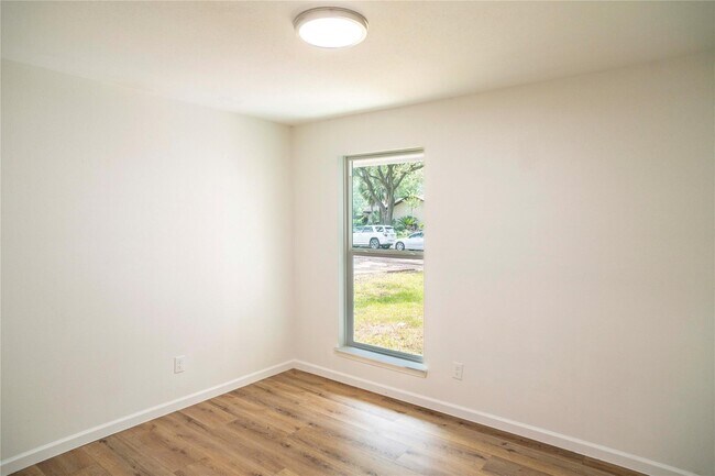 Building Photo - 9214 Woodland Oaks Dr