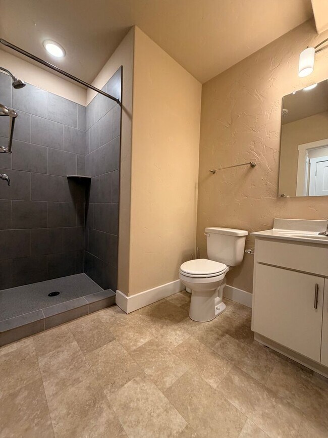 Building Photo - 525 E Kiowa St