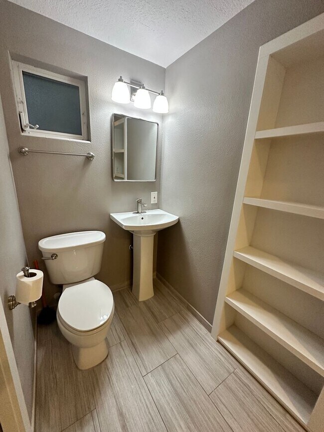 Building Photo - Stunning 3/2 Bungalow near the historic di...