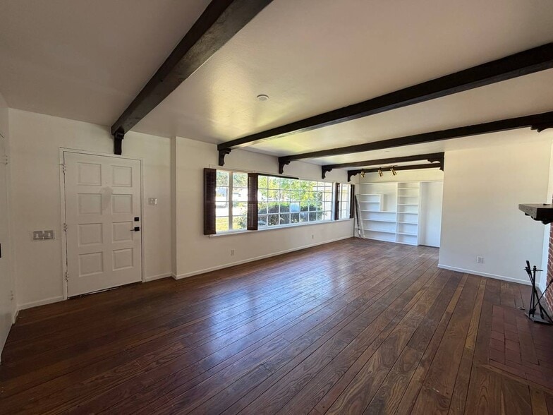 Building Photo - 13422 Oxnard St