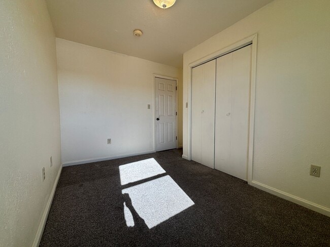 Building Photo - Uptown Apartments