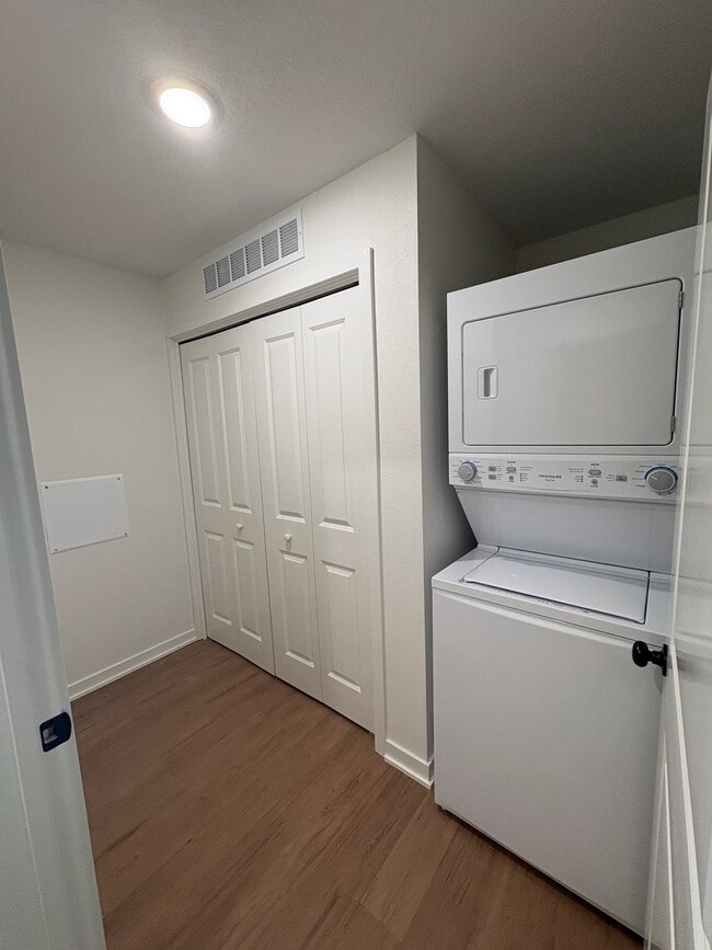 Building Photo - Park Indy: 2-Bedroom Flat