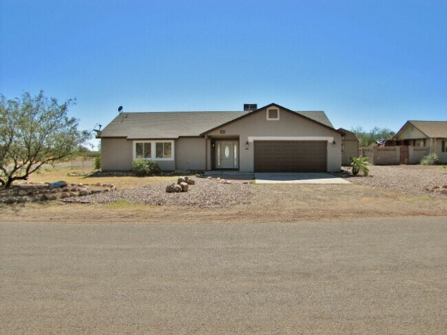 Building Photo - 3BR/2BA/2CG, 1519 sq.ft on half acre in Huachuca City, AZ