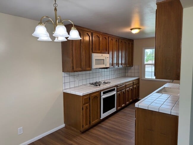 Building Photo - Beautiful 3 bedroom 2 bath HOME . . .  Clo...