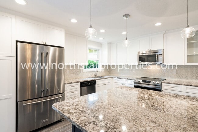 Building Photo - Impeccable Multnomah Village Bungalow