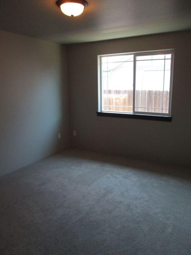 Building Photo - 3BED2BATH - YARD, GARAGE, LAUNDRY HOOKUPS