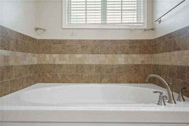 Building Photo - 415 Highgrove Dr