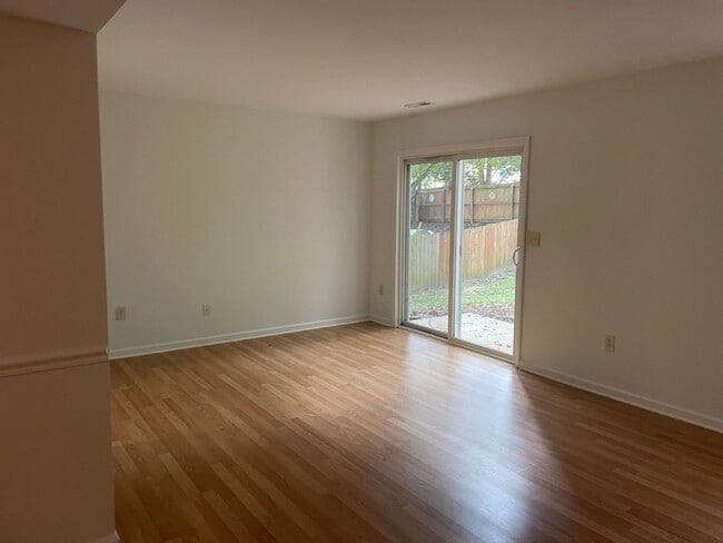 Building Photo - Broadneck Schools! End unit Townhome in Wa...