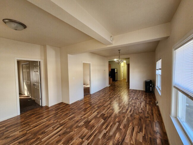 Building Photo - Large Updated Lower Duplex