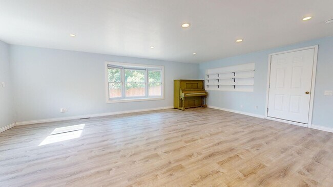 Building Photo - Tracyton 3 Bedroom w/ Tons of Parking & Huge Lot! Avail. 4/15