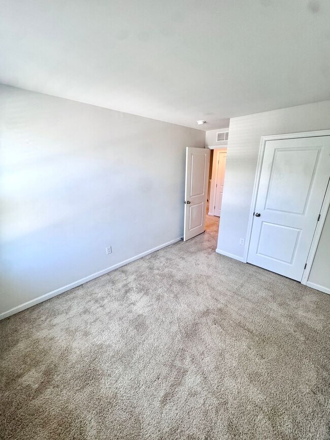 Building Photo - NEWER THREE BEDROOM TOWNHOME