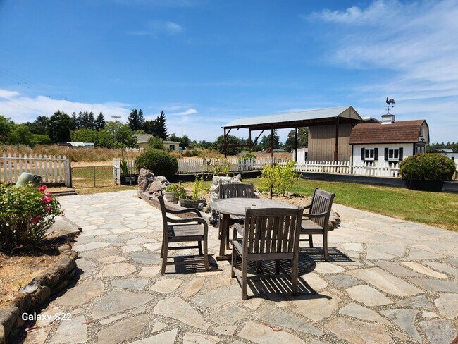 Building Photo - Beautiful home in a private country settin...