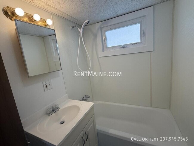 Building Photo - 160 Grove St