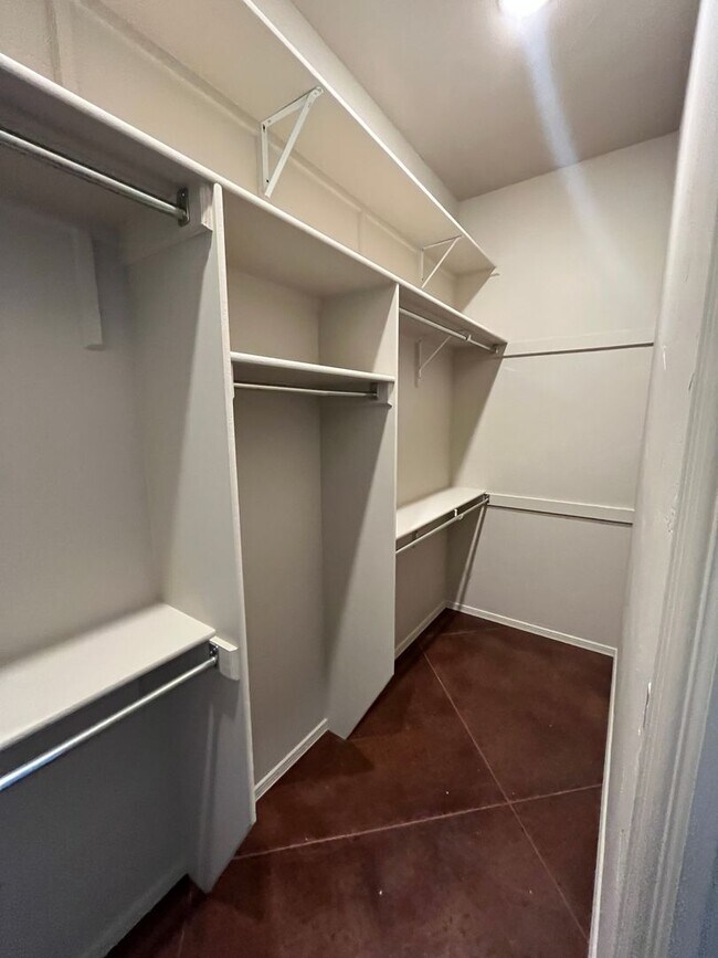 Building Photo - 2 Bed, 2 Bath Townhome