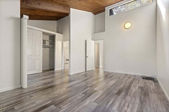 Building Photo - 302 Pleasant St